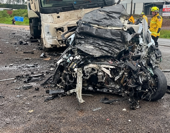 A vítima morreu no local do acidente - Foto Corpo de Bombeiros