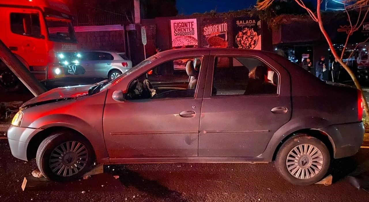 Carro atingiu poste de energia elétrica - Fotos Polícia Militar