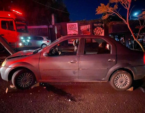 Carro atingiu poste de energia elétrica - Foto Polícia Militar