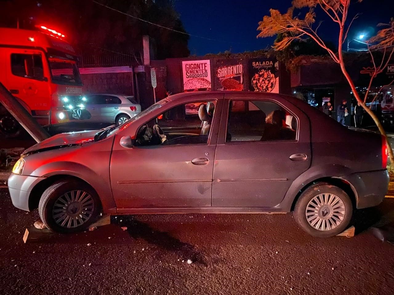 Carro atingiu poste de energia elétrica - Fotos Polícia Militar