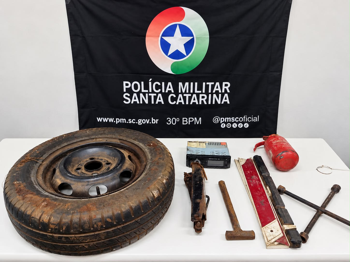 Polícia recupera objetos furtados de veículo em Faxinal dos Guedes