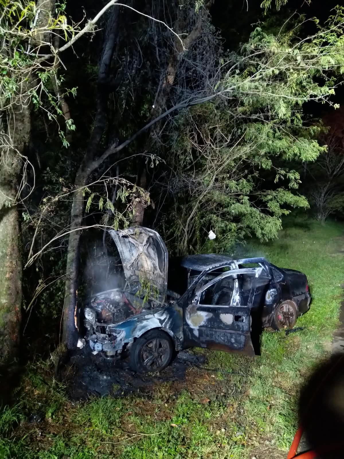Carro pega fogo após bater contra árvore na SC-157, em Quilombo