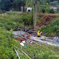 Caminhão carregado de barras metálicas sai da pista e capota na BR-282 em Vargem Bonita - Fotos Corpo de Bombeiros