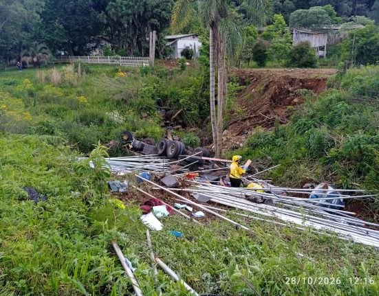 Caminhão carregado de barras metálicas sai da pista e capota na BR-282 em Vargem Bonita - Fotos Corpo de Bombeiros