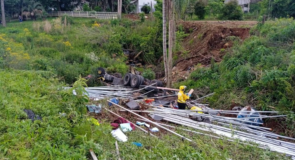 Caminhão carregado de barras metálicas sai da pista e capota na BR-282 em Vargem Bonita - Fotos Corpo de Bombeiros