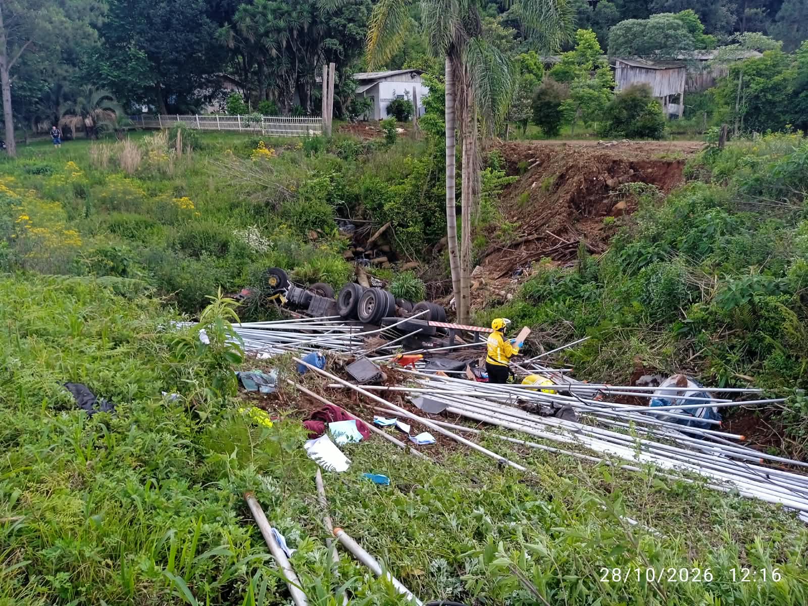 Caminhão carregado de barras metálicas sai da pista e capota na BR-282 em Vargem Bonita - Fotos Corpo de Bombeiros