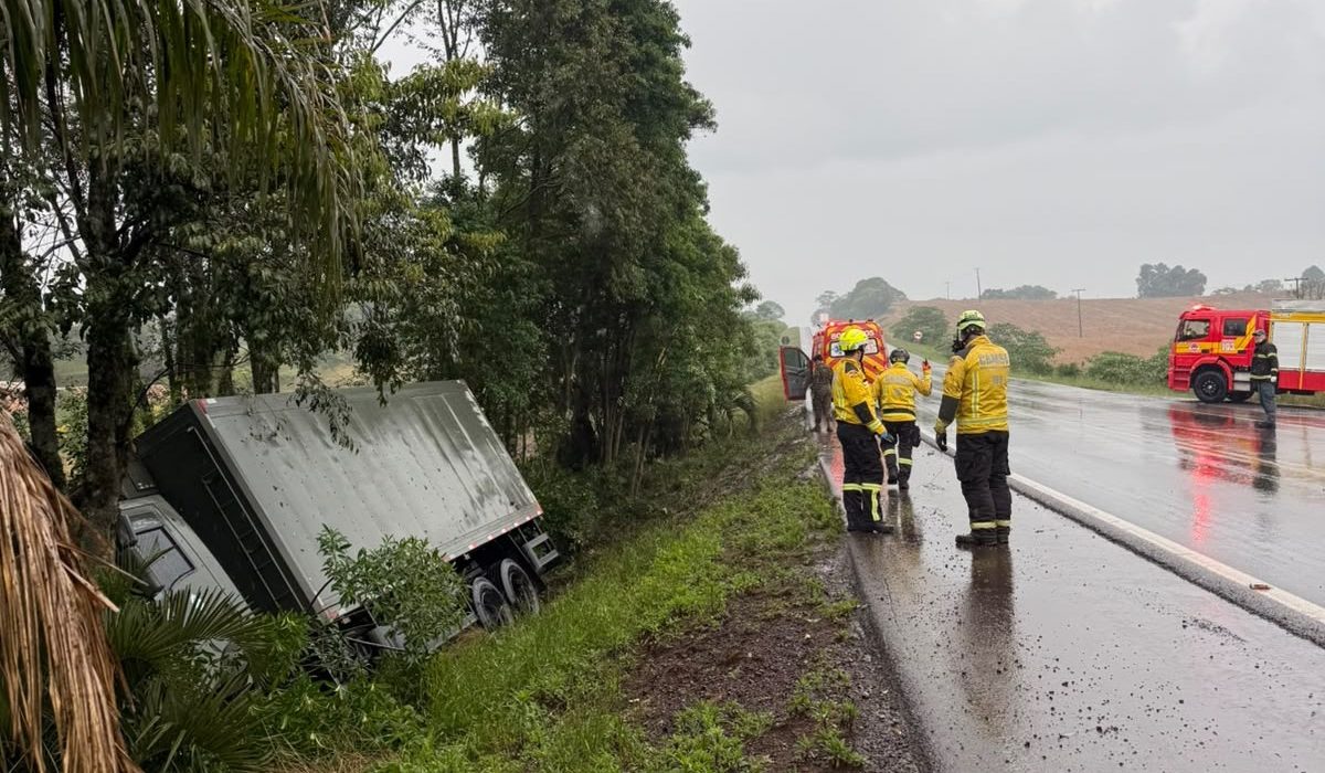 Caminhão do Exército fica tombado às margens da BR-282, em Xanxerê - Fotos Corpo de Bombeiros