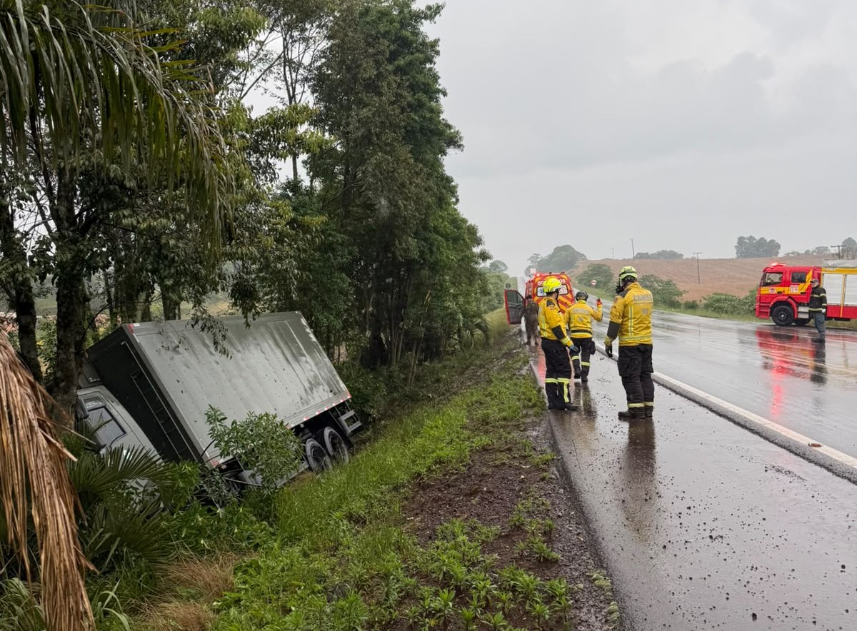 Caminhão do Exército fica tombado às margens da BR-282, em Xanxerê - Fotos Corpo de Bombeiros