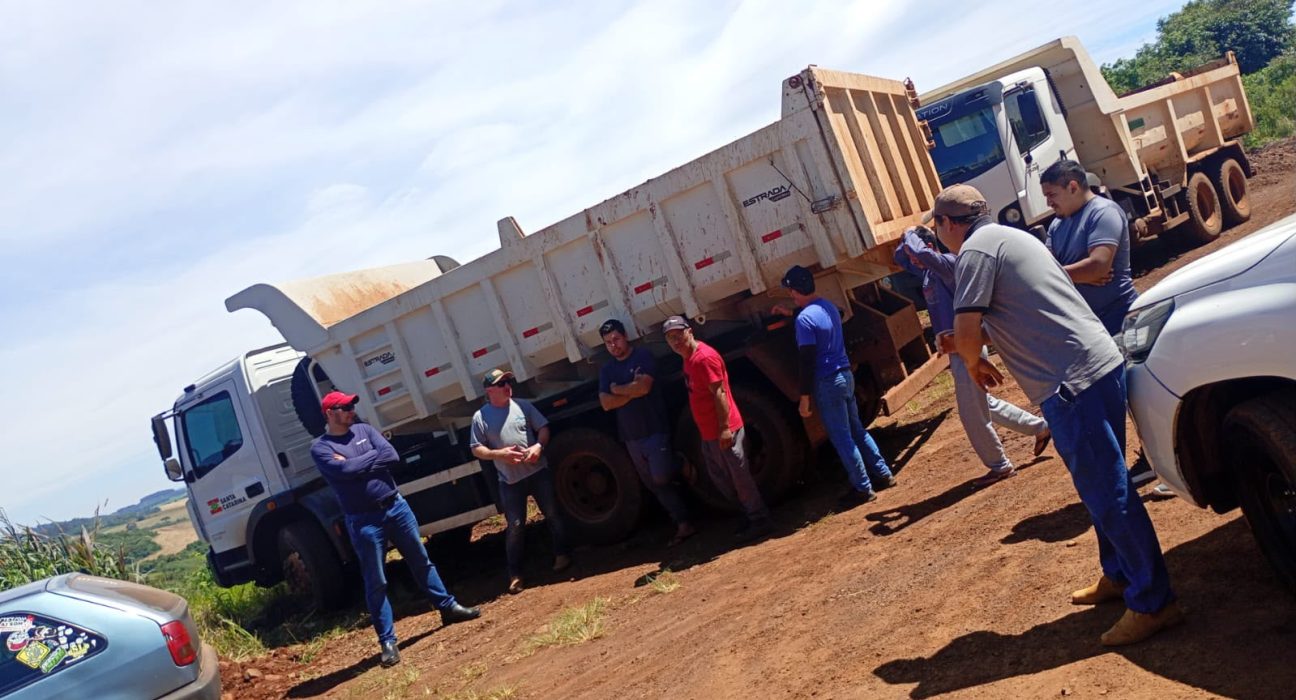 Lideranças e moradores da Terra Indígena Xapecó reivindicam melhorias nas estradas da comunidade, em Ipuaçu - Fotos Liderança da Terra Indígena Xapecó 